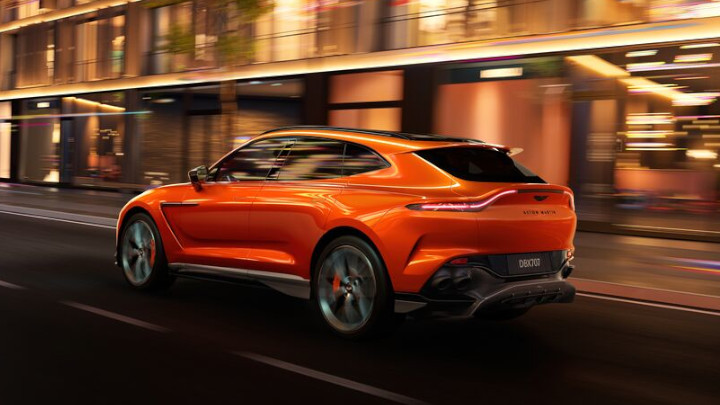 Aston Martin DBX707 Dynamic Driving