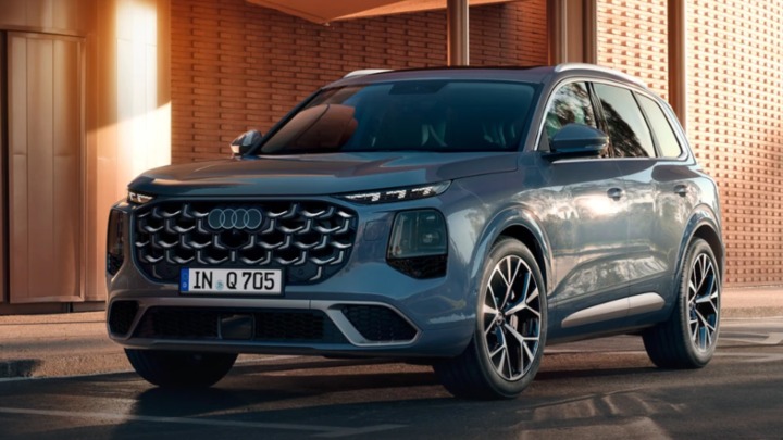 Audi Q7 parked outside modern building, front three-quarter view