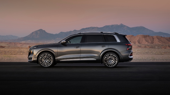 Audi Q9 side angle