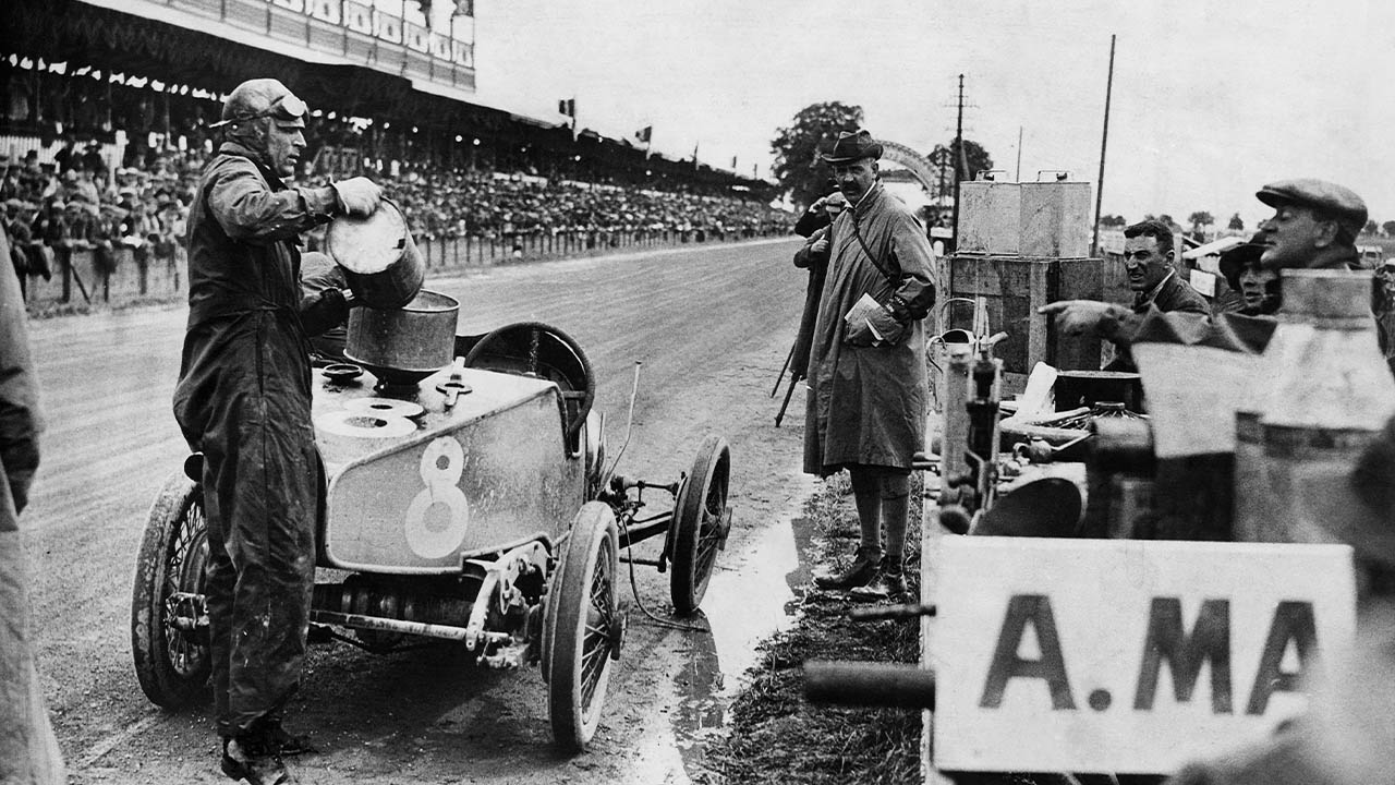 aston martin refuelling at french gp, 1922