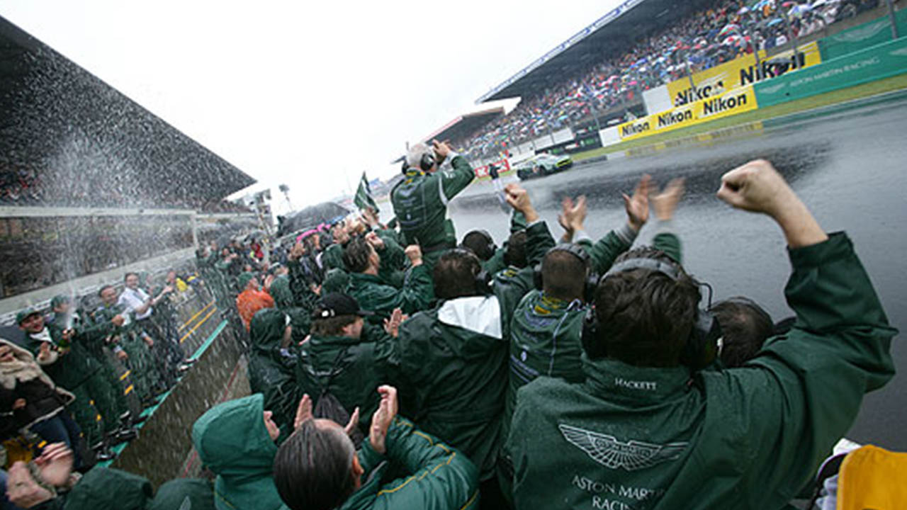 aston martin pitwall celebrating 24 hours of le mans win, 2017