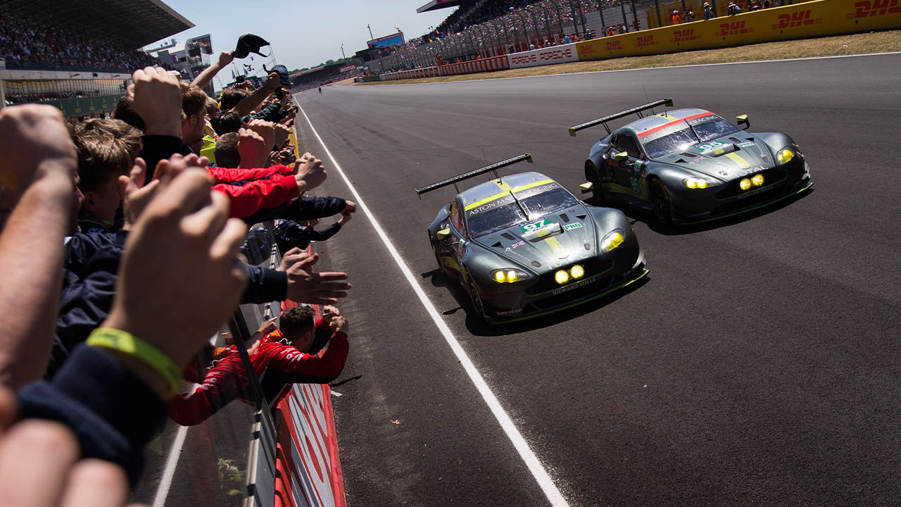 aston martin pitwall celebrating 24 hours of le mans win, 2017
