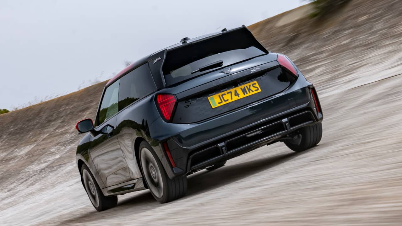 MINI John Cooper Works Electric on Banking Dynamic