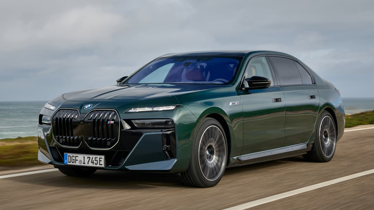 BMW i7 M70 Driving