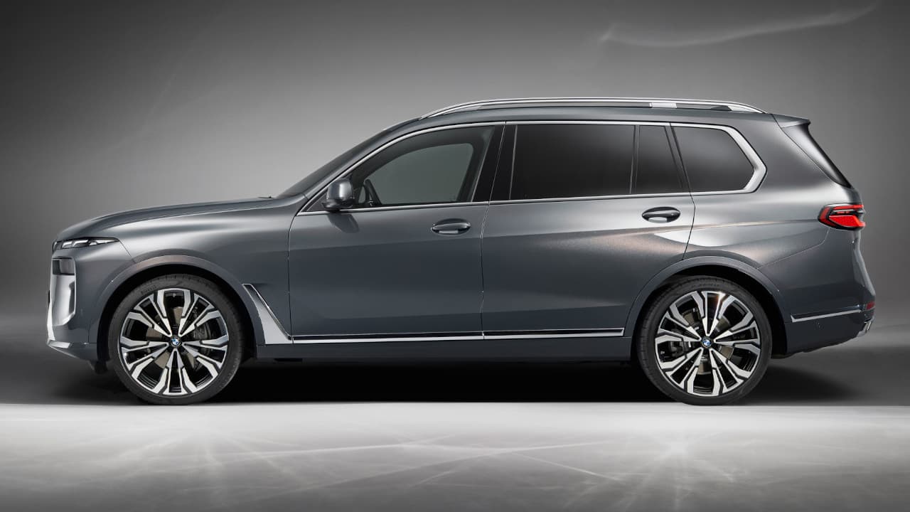 BMW X7 Side Angle Static