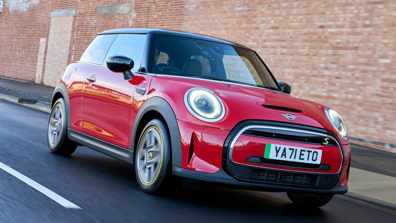 MINI Cooper SE in Red Driving