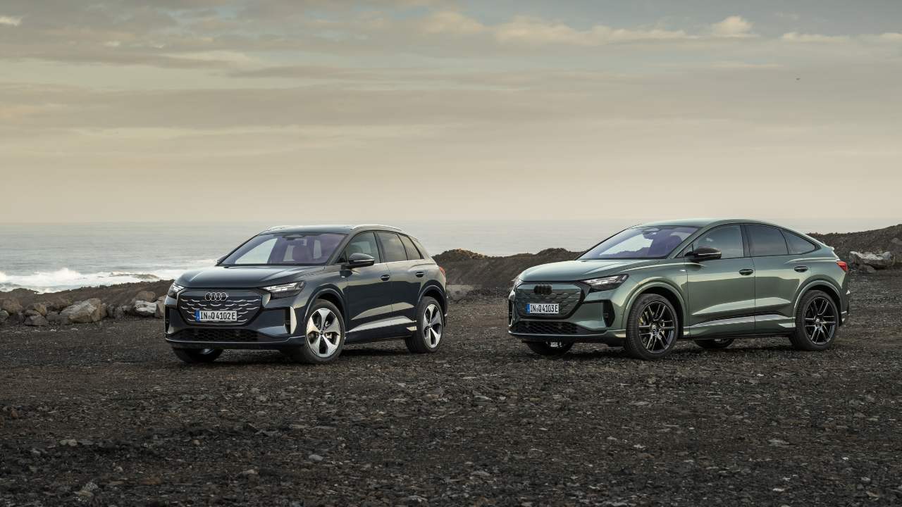Audi Q4 e-tron and Q4 Sportback e-tron parked beside coastal backdrop