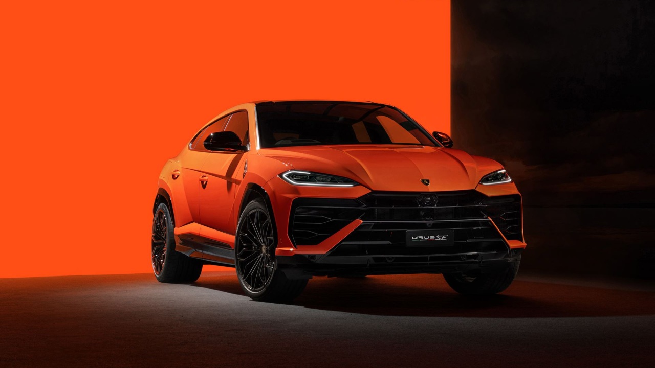 Lamborghini Urus SE in orange studio lighting highlighting sharp SUV design