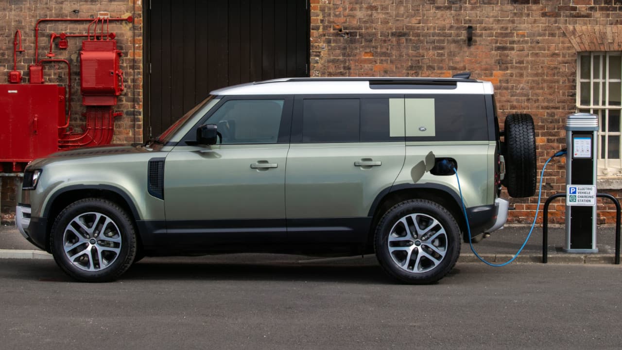 Land Rover Defender P400e