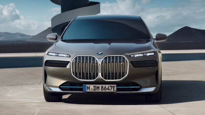 Silver BMW i7 Grille
