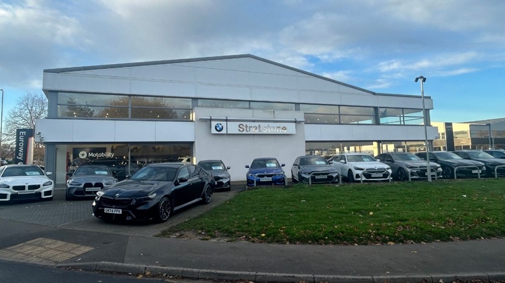 Outside of Stratstone BMW Maidstone retailer