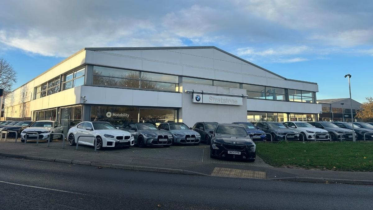 Outside of Stratstone BMW Maidstone retailer