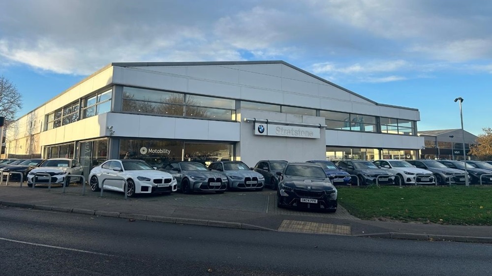 Outside of Stratstone BMW Maidstone retailer
