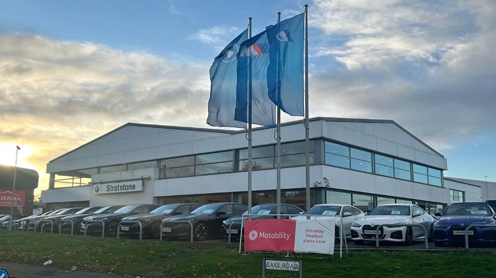 Outside of Stratstone BMW Maidstone retailer