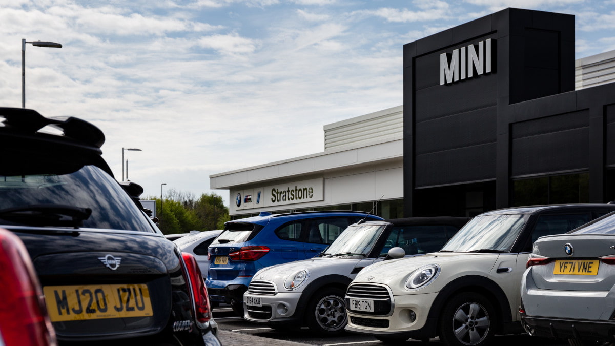 Stratstone MINI Derby Forecourt