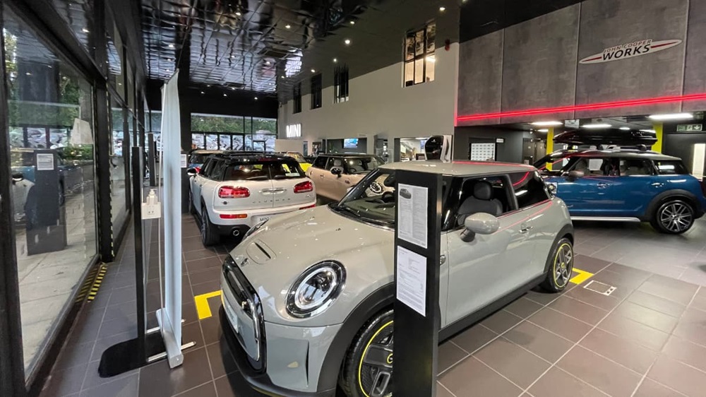 Wide angle image of Stratstone MINI Harrogate showroom and the cars