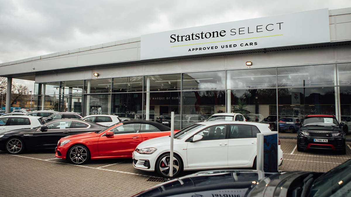 Row of cars parked outside Stratstone Select Bracknell