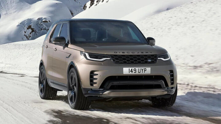 Land Rover Discovery Driving in the Snow