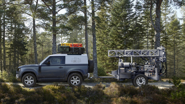 Land Rover Defender Hard Top Towing Off-Road