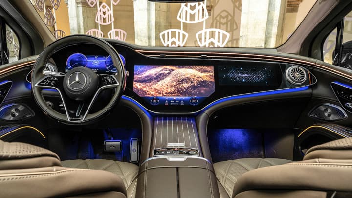 Mercedes-Maybach EQS SUV Front Interior
