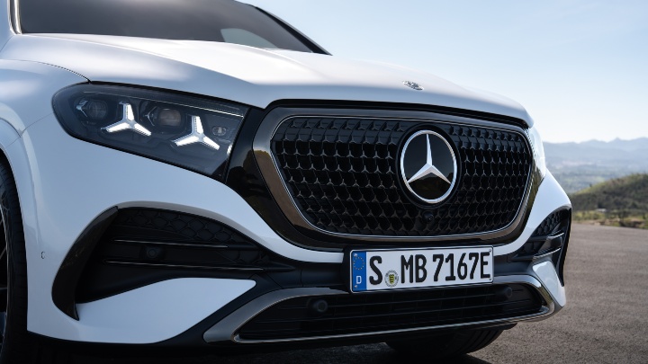 Mercedes-Benz GLE Coupe white grill close up