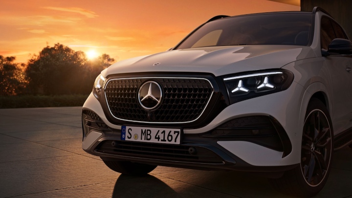 Mercedes-Benz GLE PHEV front close white at sunset
