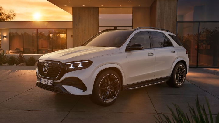 Mercedes-Benz GLE PHEV white front left