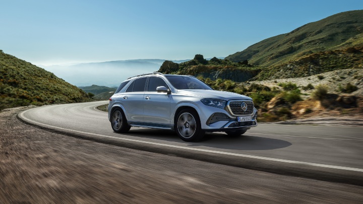 Mercedes-Benz GLE driving front left angle 