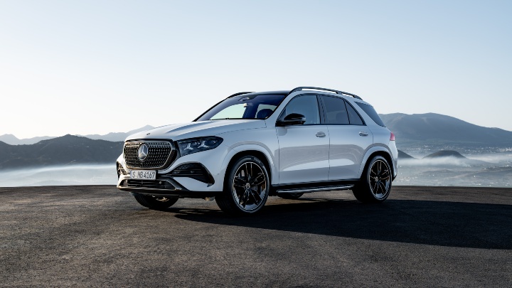 Mercedes-Benz GLE front right with mountain background white
