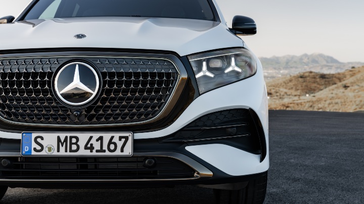 Mercedes-Benz GLE white grill close up