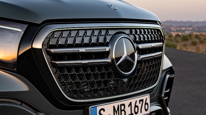 Mercedes Benz GLS grill close up