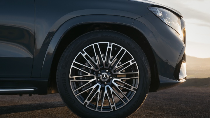 Mercedes Benz GLS wheel up close with headlights