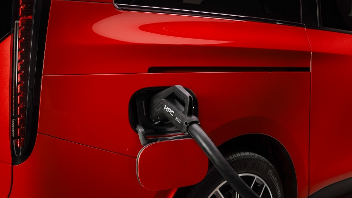 Mercedes-Benz VLE Charging Red