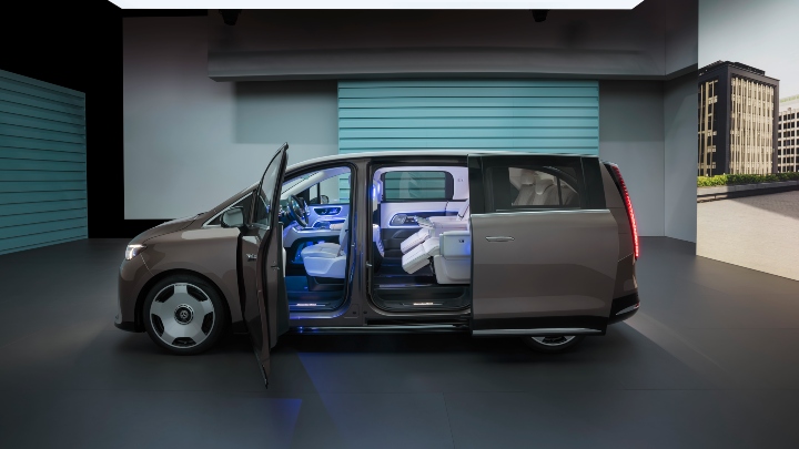 Mercedes-Benz VLE brown side with doors open