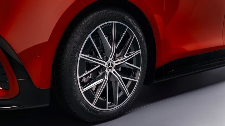 Mercedes-Benz VLE wheel close up red