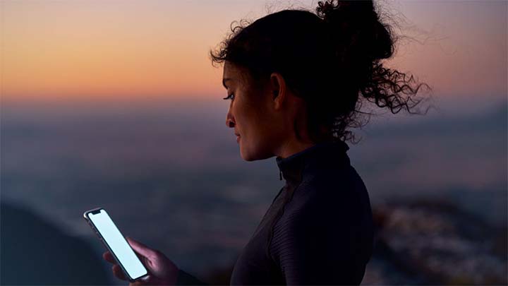 woman using mercedes me smartphone app