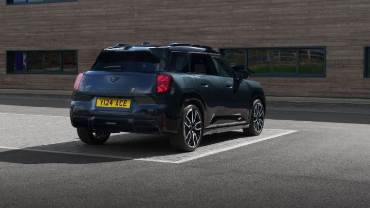 MINI Countryman parked in front a wall with a few windows