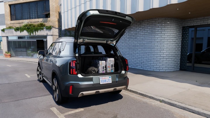 MINI Countryman Exterior Rear Boot with Luggage