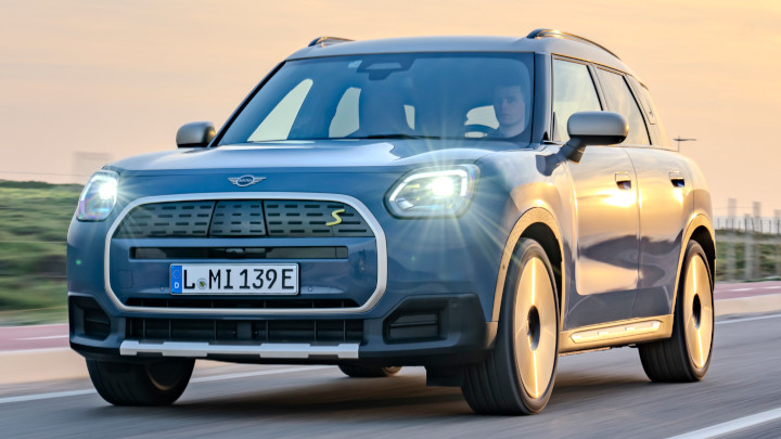 MINI Countryman Electric Driving