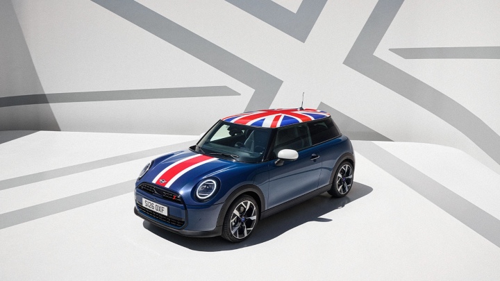 MINI Cooper 3-Door Oxford Edition Exterior Front in Union Jack Studio