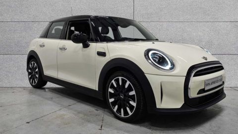 White MINI Hatch Cooper Exclusive parked in front of a grey wall