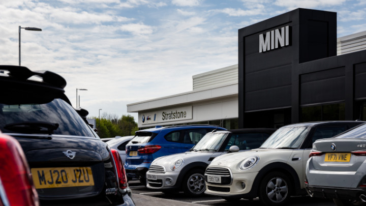 Stratstone MINI Forecourt