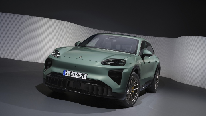 Porsche Cayenne Electric front right green