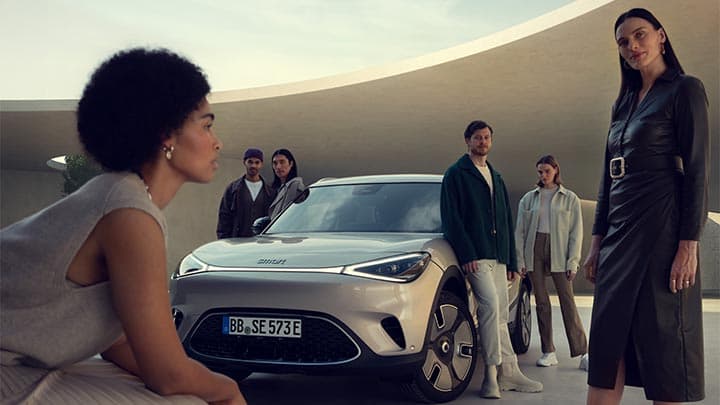 smart 1 lifestyle image with young people gathered around the car