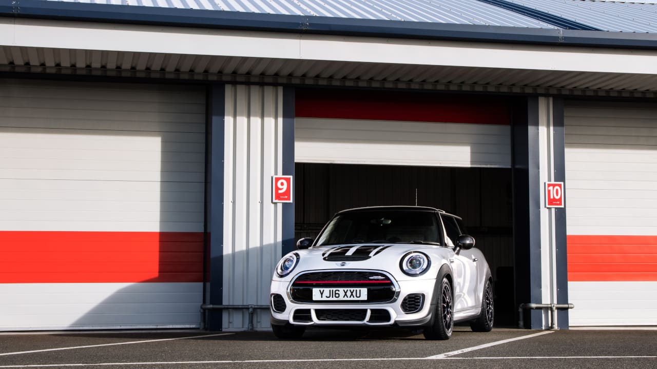 White MINI JCW Challenge Static Front Pit Box