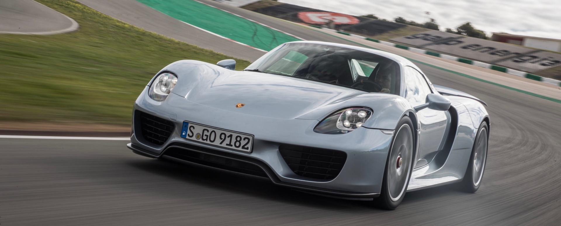 Porsche 918 Spyder, driving on track