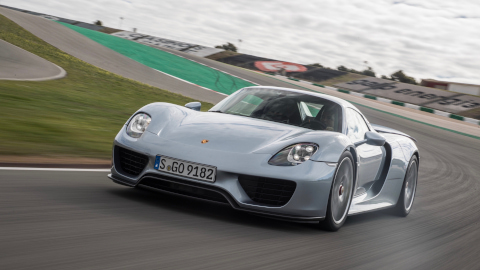 Porsche 918 Spyder, driving on track
