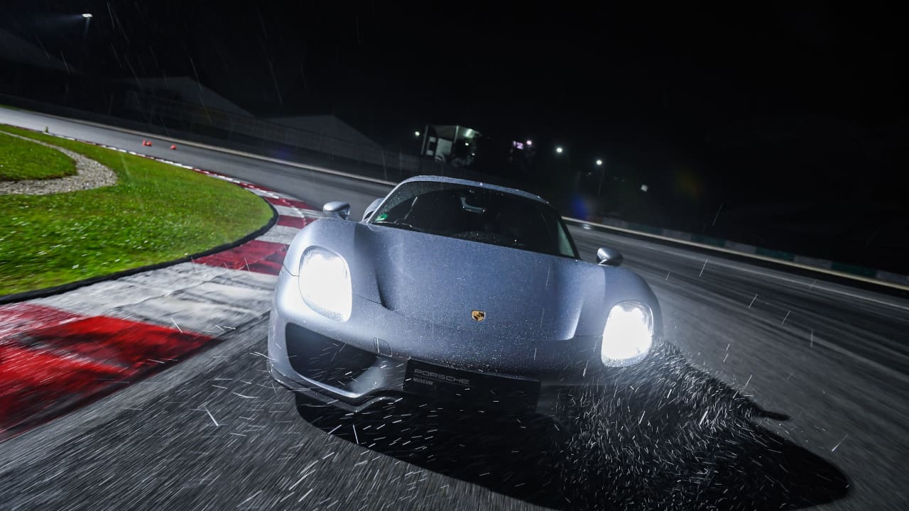 Porsche 918 Spyder, driving on track at night