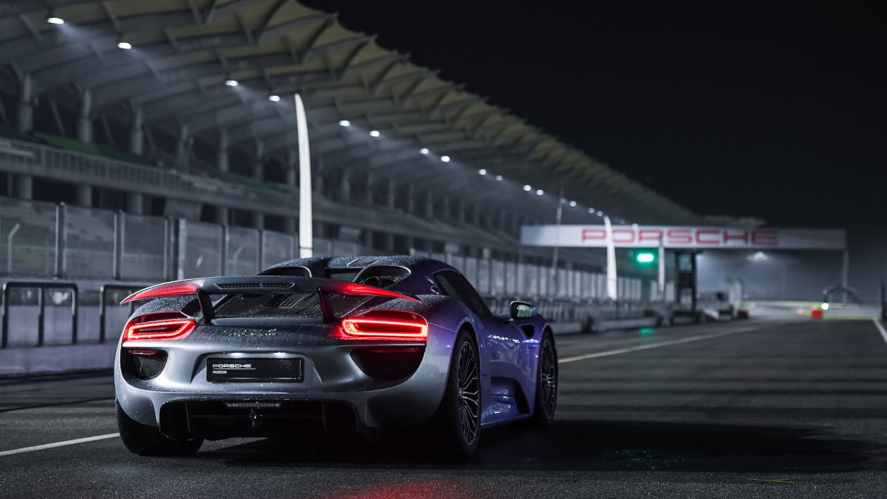 Porsche 918 Spyder, rear, night shot on track